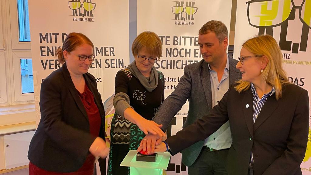 Die Landwerke MV Breitband GmbH nimmt RE.NE in der Feldberger Seenlandschaft in Betrieb